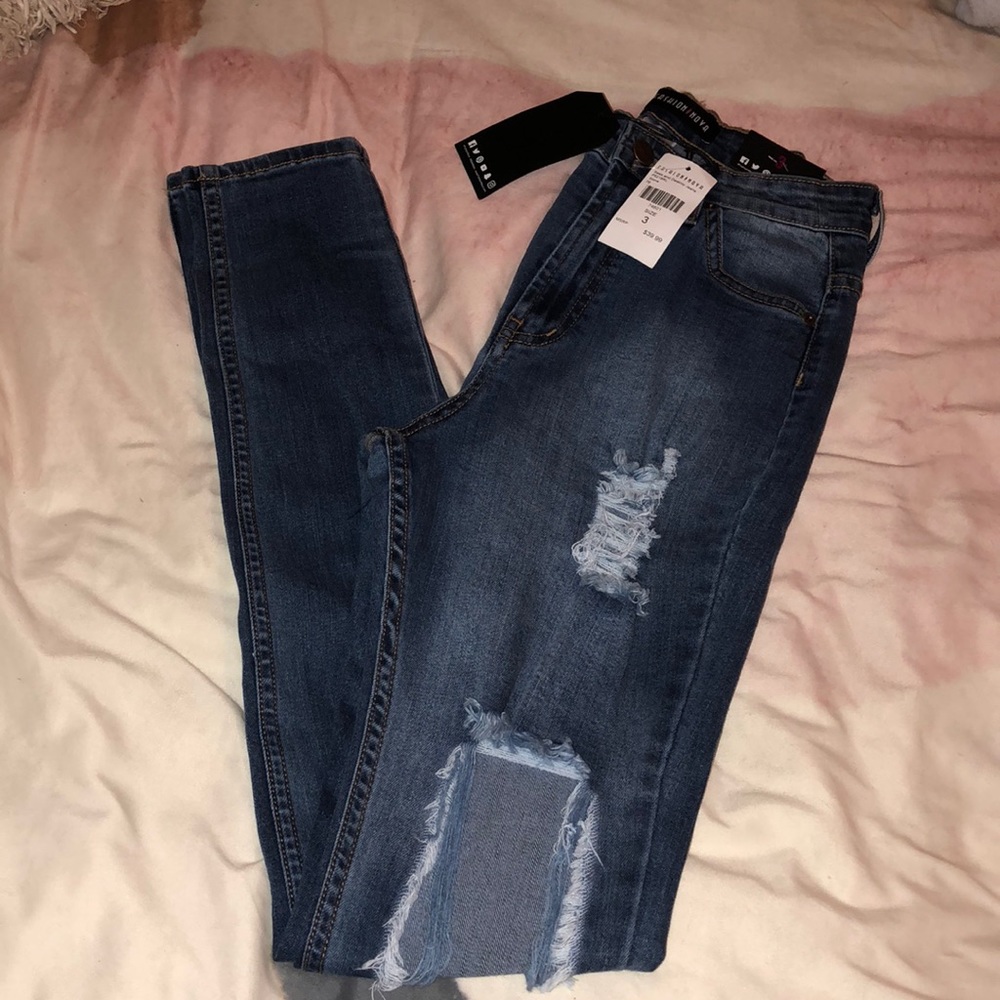 BRAND NEW Fashion Nova ripped jeans